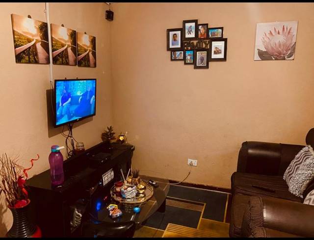 6 BEDROOM HOUSE FOR SALE IN PROTEA GLEN